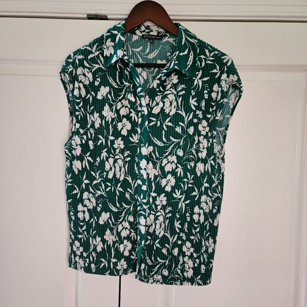 Sleeveless V-neck button-down Blouse
